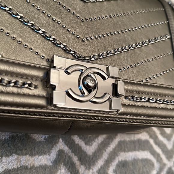 Chanel medium boy bag chain detail - Picture 4 of 13